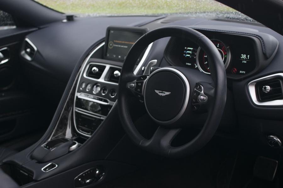 Интерьер Aston Martin DB11 2017 года  (AU) (фото 15 из 19)